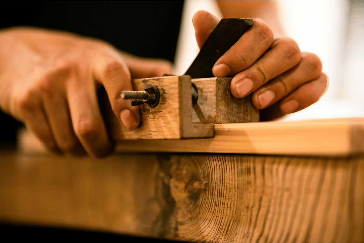 Detailaufnahme Handwerksarbeit am Holz